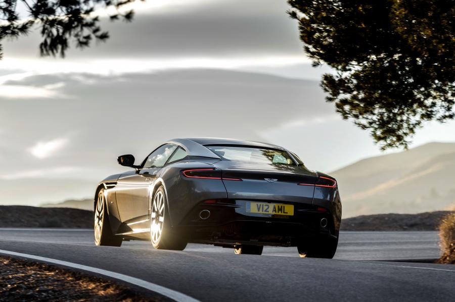  Aston Martin DB11 2016 года  (UK) (фото 17 из 33)